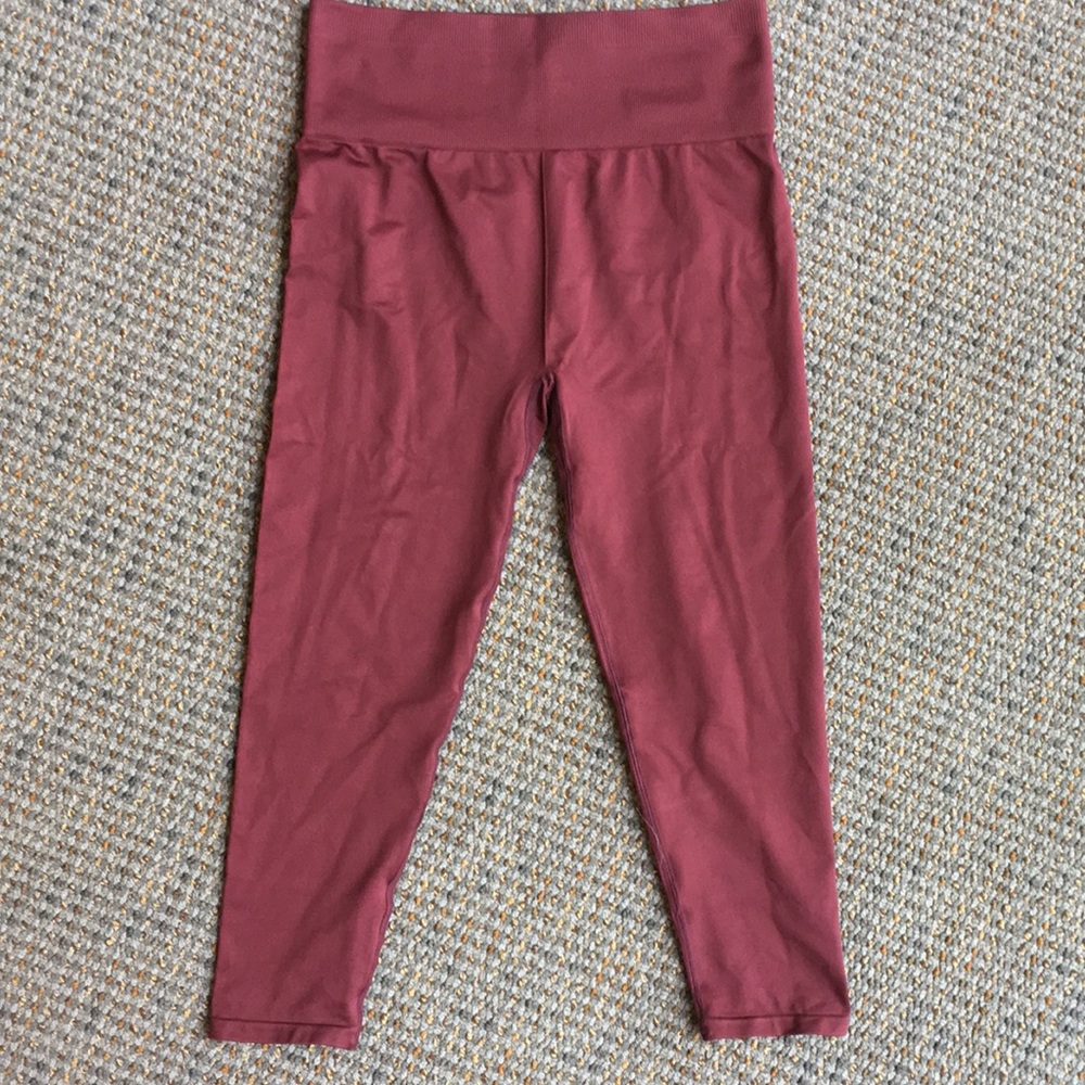 Seamless High-Waisted Solid Capri